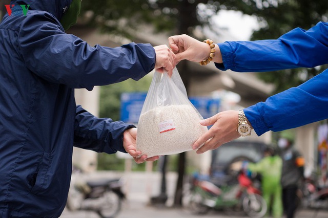 Thêm máy ATM phát gạo miễn phí tại Hà Đông cho người nghèo - Ảnh 8.