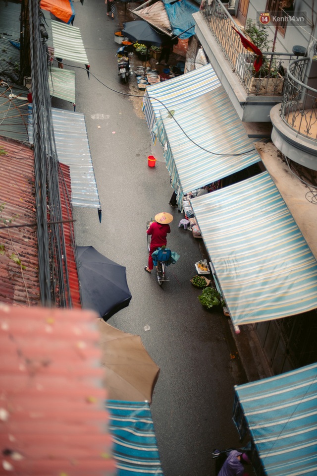 Chùm ảnh: Hà Nội đón mưa dày hạt do không khí lạnh, đường phố càng thêm vắng vẻ giữa những ngày cách ly xã hội - Ảnh 9.
