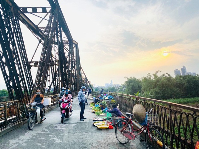 Nườm nượp người tập thể dục trên cầu Long Biên chiều cuối tuần - Ảnh 10.