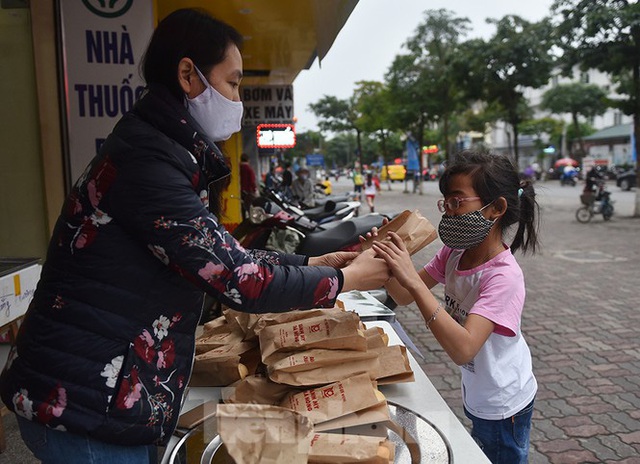 Nghìn chiếc bánh miễn phí đong đầy yêu thương cho người khó khăn mùa dịch COVID-19 - Ảnh 13.