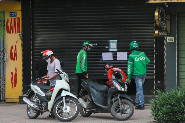  Ảnh: Cửa hàng mở hé cửa, mua bán thò thụt trong những ngày cách ly xã hội - Ảnh 3.