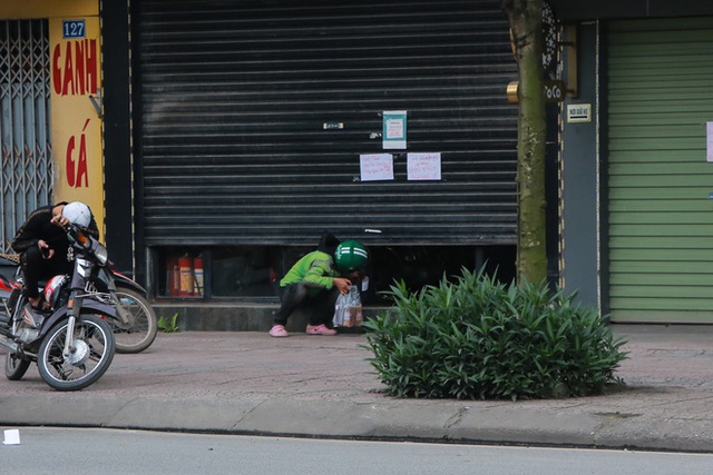  Ảnh: Cửa hàng mở hé cửa, mua bán thò thụt trong những ngày cách ly xã hội - Ảnh 4.