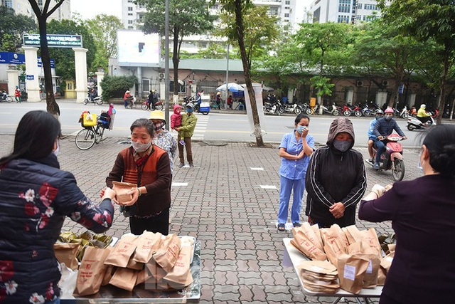 Nghìn chiếc bánh miễn phí đong đầy yêu thương cho người khó khăn mùa dịch COVID-19 - Ảnh 6.