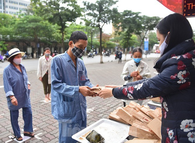 Nghìn chiếc bánh miễn phí đong đầy yêu thương cho người khó khăn mùa dịch COVID-19 - Ảnh 9.