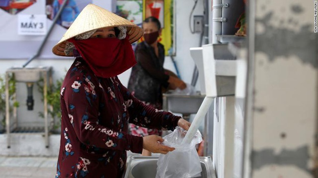 Báo nước ngoài: ATM gạo giúp người nghèo Việt Nam qua nỗi vất vả vì COVID-19 - Ảnh 1.