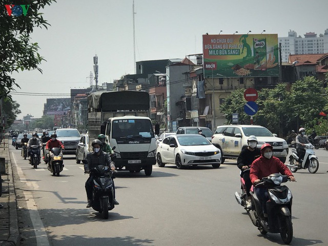 Ngày thứ 14 cách ly xã hội: xe cộ đổ về tại các cửa ngõ ở Hà Nội - Ảnh 1.