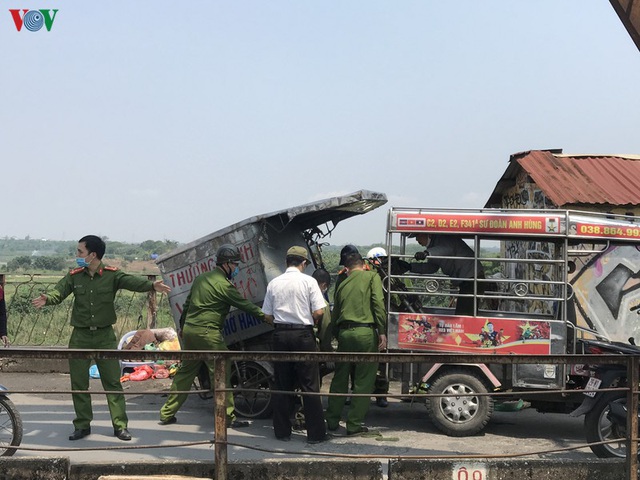 Ngày thứ 14 cách ly xã hội: xe cộ đổ về tại các cửa ngõ ở Hà Nội - Ảnh 13.