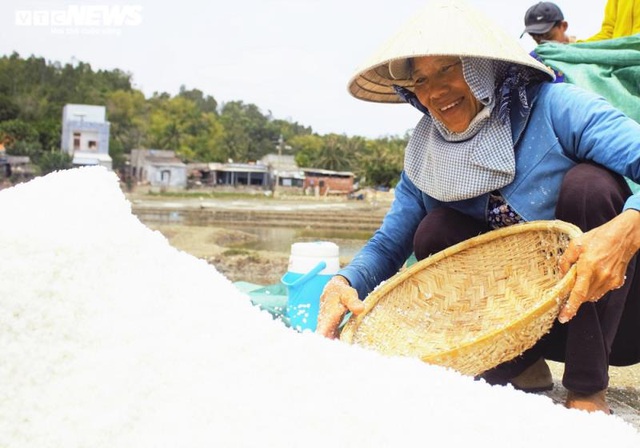 Bán 50kg muối chỉ đủ mua 2kg gạo, diêm dân Sa Huỳnh khóc ròng - Ảnh 3.