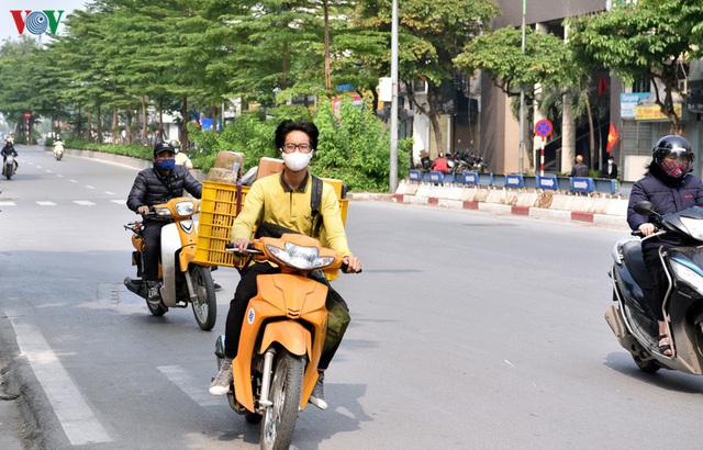 Ảnh: Người Hà Nội vô tư vượt đèn đỏ, không đội mũ bảo hiểm vì...vắng CSGT - Ảnh 3.