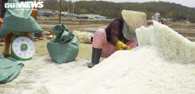 Bán 50kg muối chỉ đủ mua 2kg gạo, diêm dân Sa Huỳnh khóc ròng - Ảnh 7.