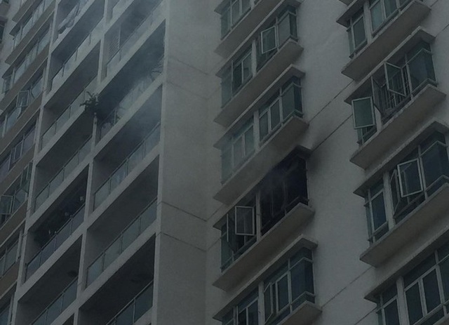 Cháy chung cư cao cấp ở Sài Gòn, dân đeo mặt nạ tháo chạy tán loạn - Ảnh 1.