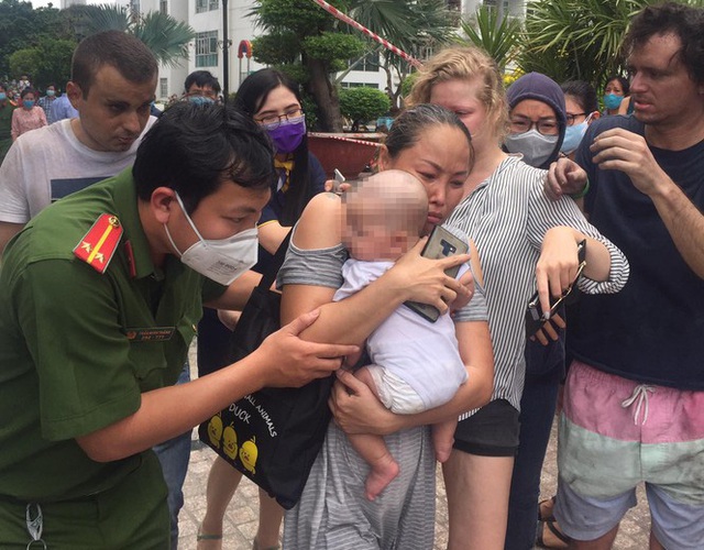 Cháy chung cư cao cấp ở Sài Gòn, dân đeo mặt nạ tháo chạy tán loạn - Ảnh 2.