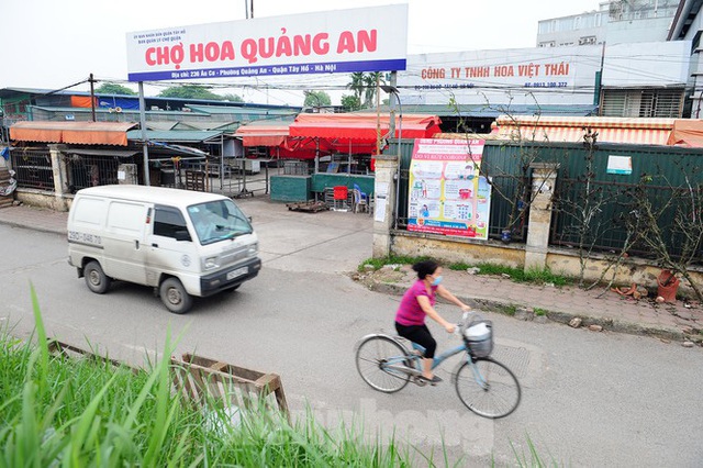Chợ hoa lớn nhất Hà Nội đóng cửa chuyển sang bán hàng trực tuyến - Ảnh 2.