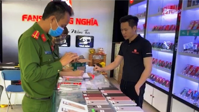 Phát hiện 3 cửa hàng, siêu thị bán hàng chục chiếc Iphone lậu ở Quảng Bình - Ảnh 1.