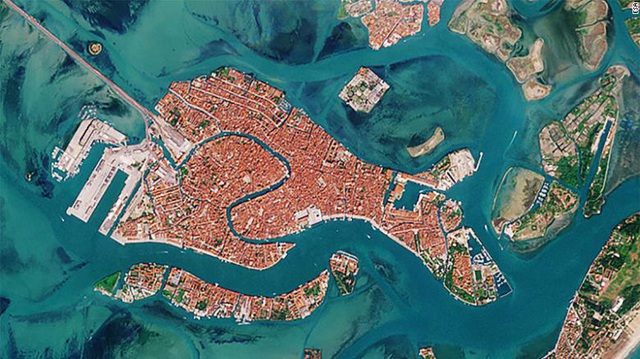 Venice trước và sau khi phong tỏa vì Covid-19 nhìn từ vũ trụ: Biểu tượng nước Ý bỗng trong xanh, sạch bóng tàu thuyền - Ảnh 1.