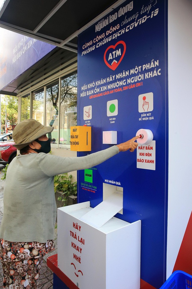  Cận cảnh ATM thực phẩm miễn phí dành cho người nghèo  - Ảnh 2.