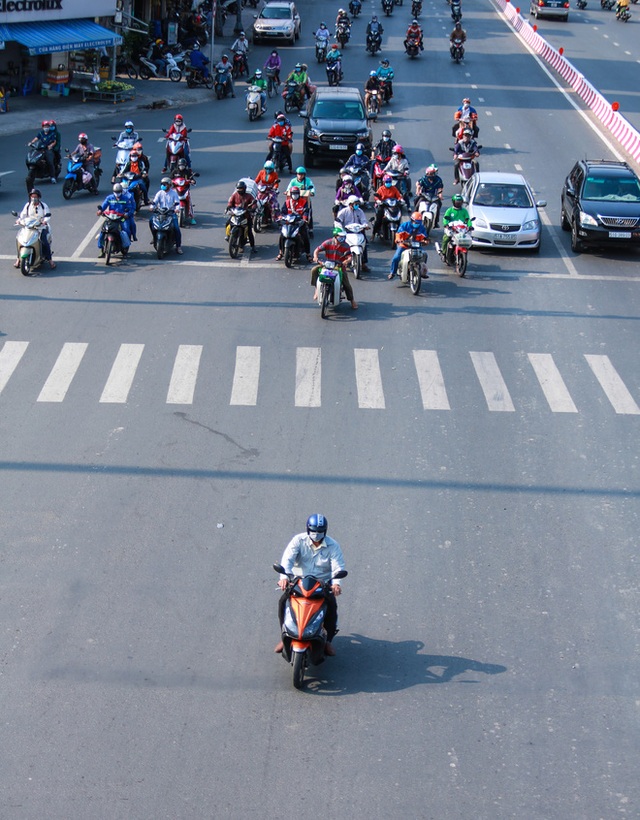  Đường vắng, người dân ở Sài Gòn vô tư vượt đèn đỏ - Ảnh 12.