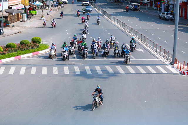  Đường vắng, người dân ở Sài Gòn vô tư vượt đèn đỏ - Ảnh 14.