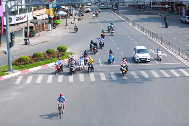  Đường vắng, người dân ở Sài Gòn vô tư vượt đèn đỏ - Ảnh 15.