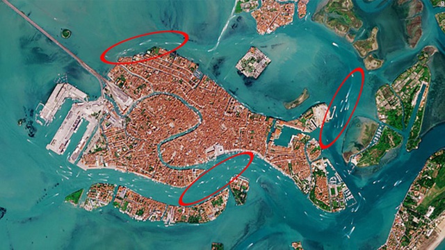 Venice trước và sau khi phong tỏa vì Covid-19 nhìn từ vũ trụ: Biểu tượng nước Ý bỗng trong xanh, sạch bóng tàu thuyền - Ảnh 3.