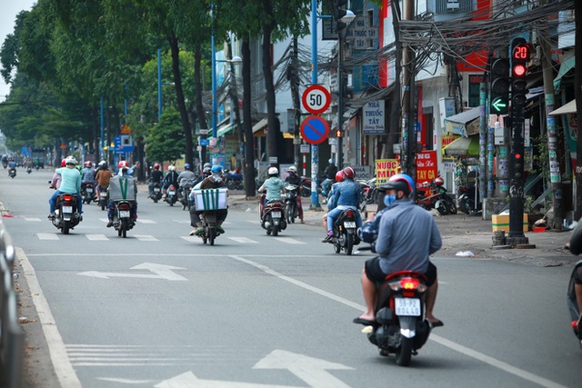  Đường vắng, người dân ở Sài Gòn vô tư vượt đèn đỏ - Ảnh 3.