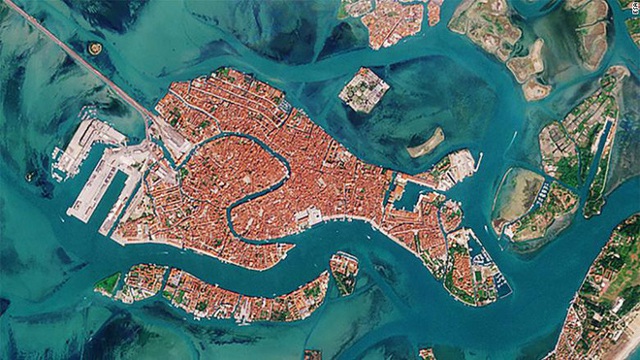 Venice trước và sau khi phong tỏa vì Covid-19 nhìn từ vũ trụ: Biểu tượng nước Ý bỗng trong xanh, sạch bóng tàu thuyền - Ảnh 4.
