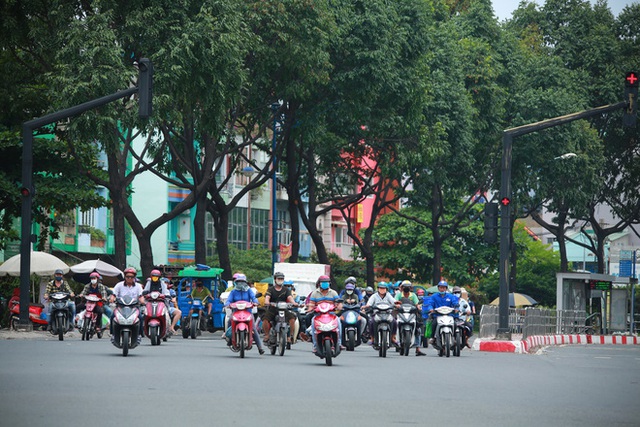  Đường vắng, người dân ở Sài Gòn vô tư vượt đèn đỏ - Ảnh 6.