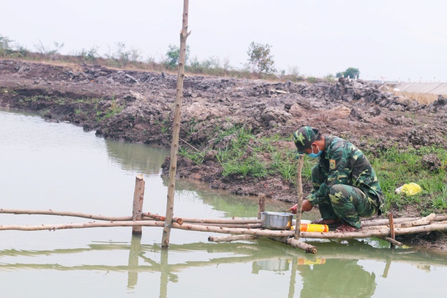 BIÊN CƯƠNG TÂY NAM: Đợi hết dịch, con sẽ về gửi lại trên bàn thờ bố chiếc khăn tang… - Ảnh 7.