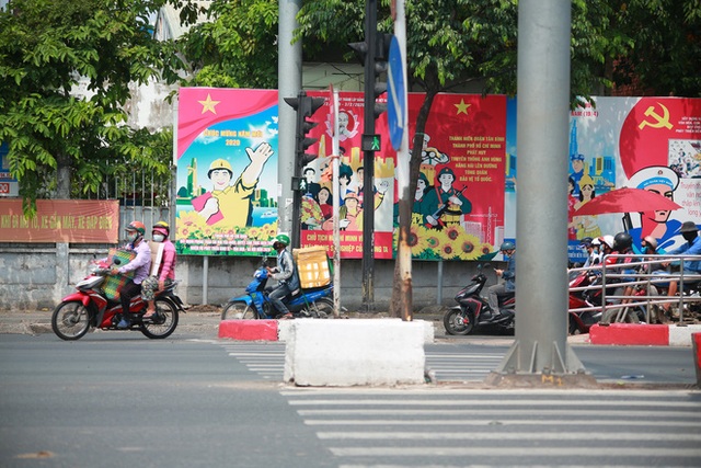  Đường vắng, người dân ở Sài Gòn vô tư vượt đèn đỏ - Ảnh 7.