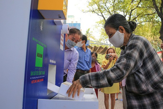  Cận cảnh ATM thực phẩm miễn phí dành cho người nghèo  - Ảnh 9.