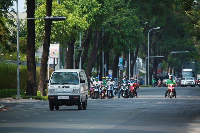  Đường vắng, người dân ở Sài Gòn vô tư vượt đèn đỏ - Ảnh 9.