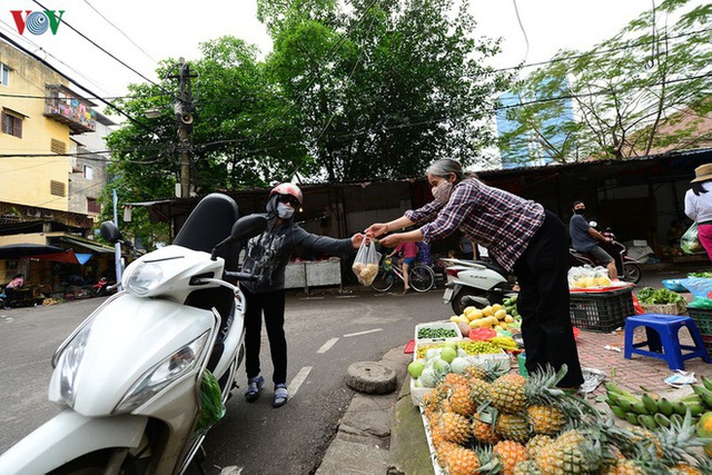  Ảnh: Công an Hà Nội đạp xe nhắc nhở, tuyên truyền chống dịch Covid-19 - Ảnh 9.