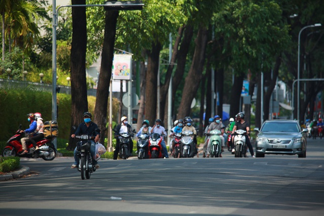  Đường vắng, người dân ở Sài Gòn vô tư vượt đèn đỏ - Ảnh 10.
