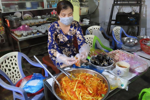 Người người chung tay giải cứu đồng bào giữa mùa dịch bằng những gói mì, suất cơm miễn phí: Khi khó khăn ta mới thấy tình người được sưởi ấm - Ảnh 1.