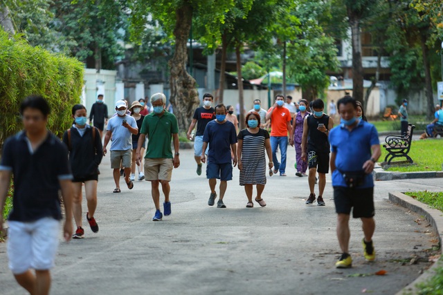  Người dân Sài Gòn vô tư tập trung hóng mát và tập thể dục trong ngày đầu tiên cách ly toàn xã hội - Ảnh 1.