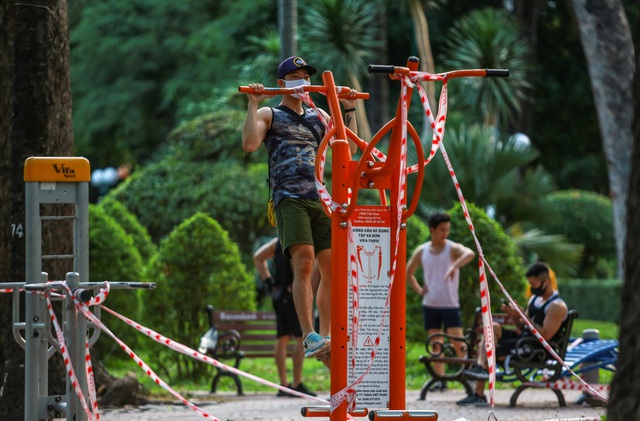  Người dân Sài Gòn vô tư tập trung hóng mát và tập thể dục trong ngày đầu tiên cách ly toàn xã hội - Ảnh 13.