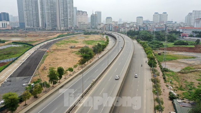 Cửa ngõ Hà Nội thông thoáng những ngày đầu cách ly toàn xã hội - Ảnh 13.