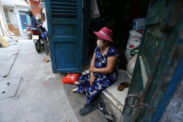 Bô lão vé số mùa Covid-19: Ba má ở Sài Gòn tiền lớn không có, chứ cơm rau người ta cho có thể sống qua ngày - Ảnh 16.