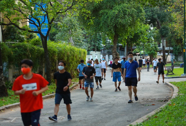  Người dân Sài Gòn vô tư tập trung hóng mát và tập thể dục trong ngày đầu tiên cách ly toàn xã hội - Ảnh 16.