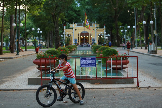  Người dân Sài Gòn vô tư tập trung hóng mát và tập thể dục trong ngày đầu tiên cách ly toàn xã hội - Ảnh 3.