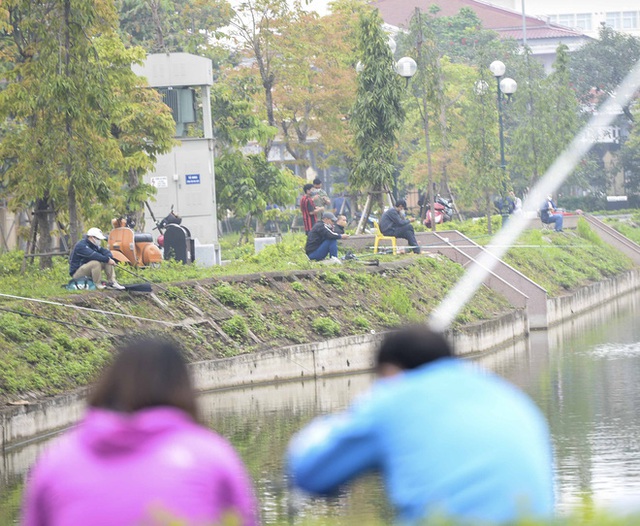 Hàng chục người thả cần câu cá ở Hà Nội trong ngày thứ 2 thực hiện cách ly toàn xã hội - Ảnh 3.