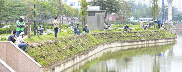 Hàng chục người thả cần câu cá ở Hà Nội trong ngày thứ 2 thực hiện cách ly toàn xã hội - Ảnh 5.