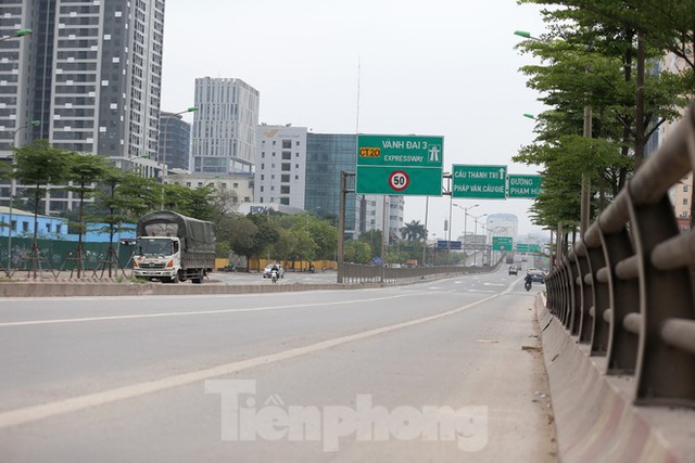 Cửa ngõ Hà Nội thông thoáng những ngày đầu cách ly toàn xã hội - Ảnh 6.