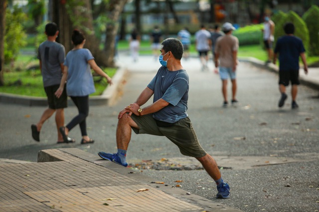  Người dân Sài Gòn vô tư tập trung hóng mát và tập thể dục trong ngày đầu tiên cách ly toàn xã hội - Ảnh 7.