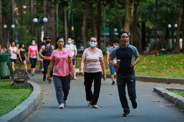  Người dân Sài Gòn vô tư tập trung hóng mát và tập thể dục trong ngày đầu tiên cách ly toàn xã hội - Ảnh 8.