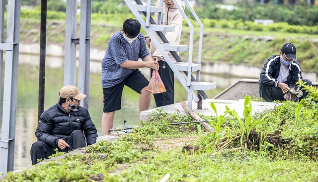 Hàng chục người thả cần câu cá ở Hà Nội trong ngày thứ 2 thực hiện cách ly toàn xã hội - Ảnh 9.