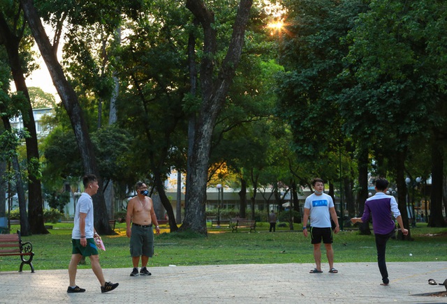  Người dân Sài Gòn vô tư tập trung hóng mát và tập thể dục trong ngày đầu tiên cách ly toàn xã hội - Ảnh 10.
