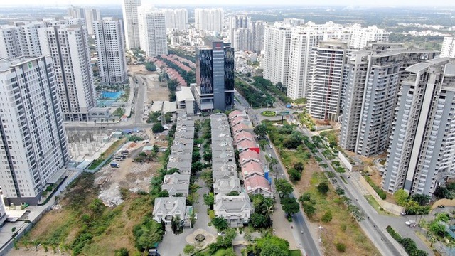 Ken đặc chung cư trên con đường ngoại ô Sài Gòn nhìn từ trên cao - Ảnh 1.