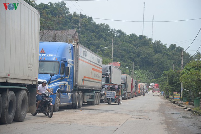 Hơn 1.700 xe hàng tồn ứ tại các cửa khẩu biên giới chờ được xuất khẩu - Ảnh 1.