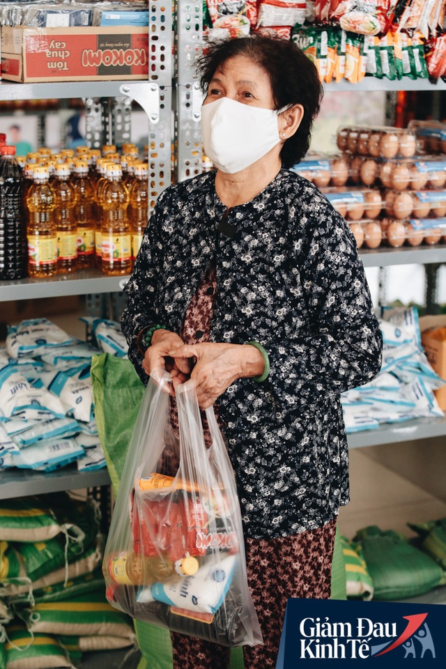 Bà con đi siêu thị 0 đồng ở Sài Gòn xúc động: Không có nơi nào như đất nước mình, cảm ơn các nhà hảo tâm nhiều lắm - Ảnh 12.